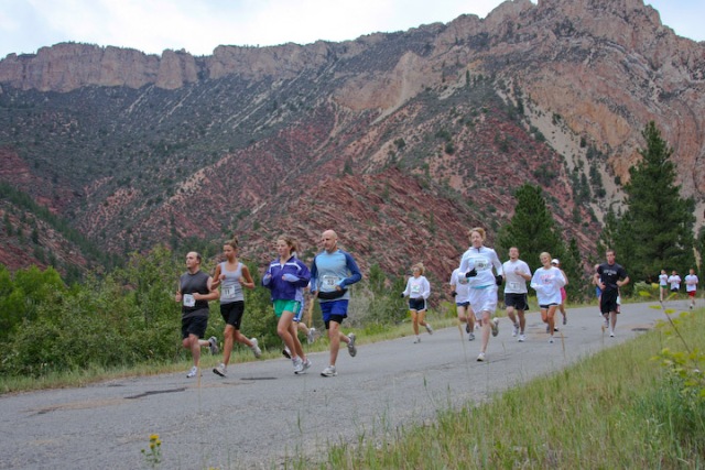 Group of racers near the start of the 2008 Tower Rock Run 10K